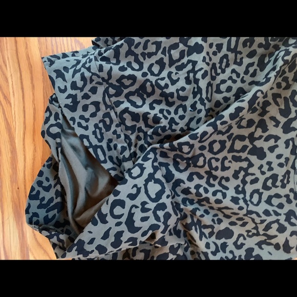 Leopard print crop top criss cross with open back - Picture 4 of 6